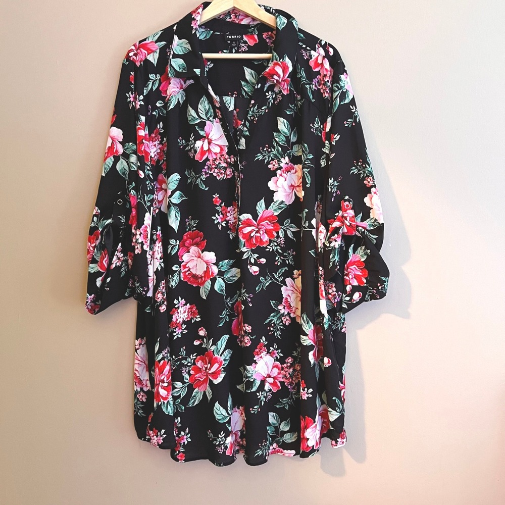 Torrid Black Floral Roll Tab Sleeve Tunic Blouse Pink Red Rose Size 5 5X Snap up